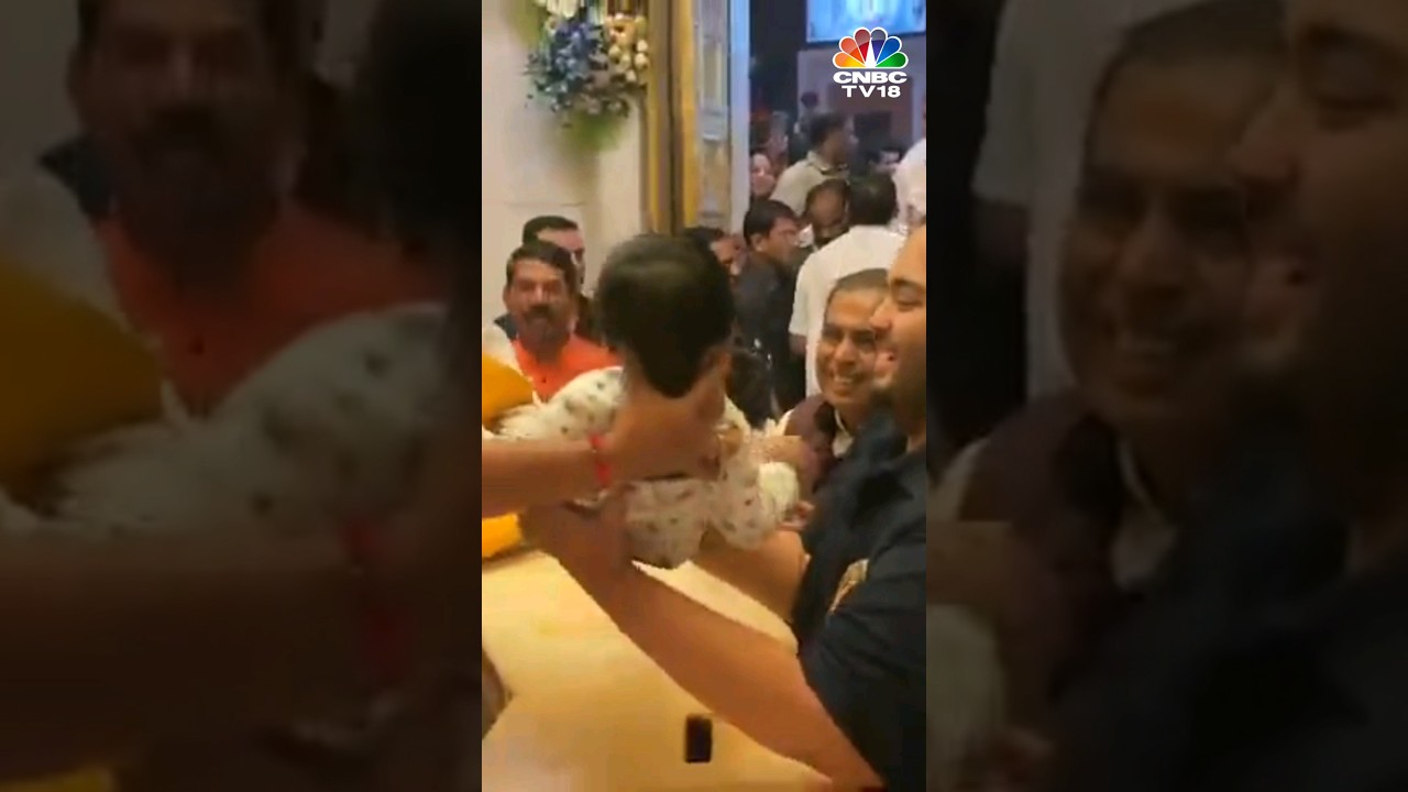 Mukesh Ambani And His Family Offered Prayers at Siddhivinayak Temple in Mumbai | N18S