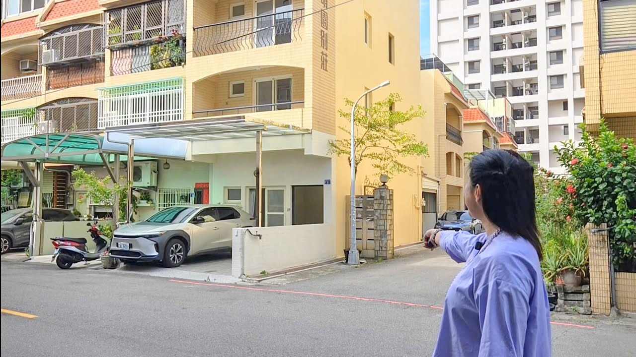有空中花園國泰晴園別莊多重成熟商圈內雙面臨路類獨棟邊間水電全新4房4陽台間間開窗可停雙車28大地坪5米大面寬前庭後院四維國小文心崇德雙捷站國民運動中心中國醫藥學院區 0977188512 傅晏棠房地產