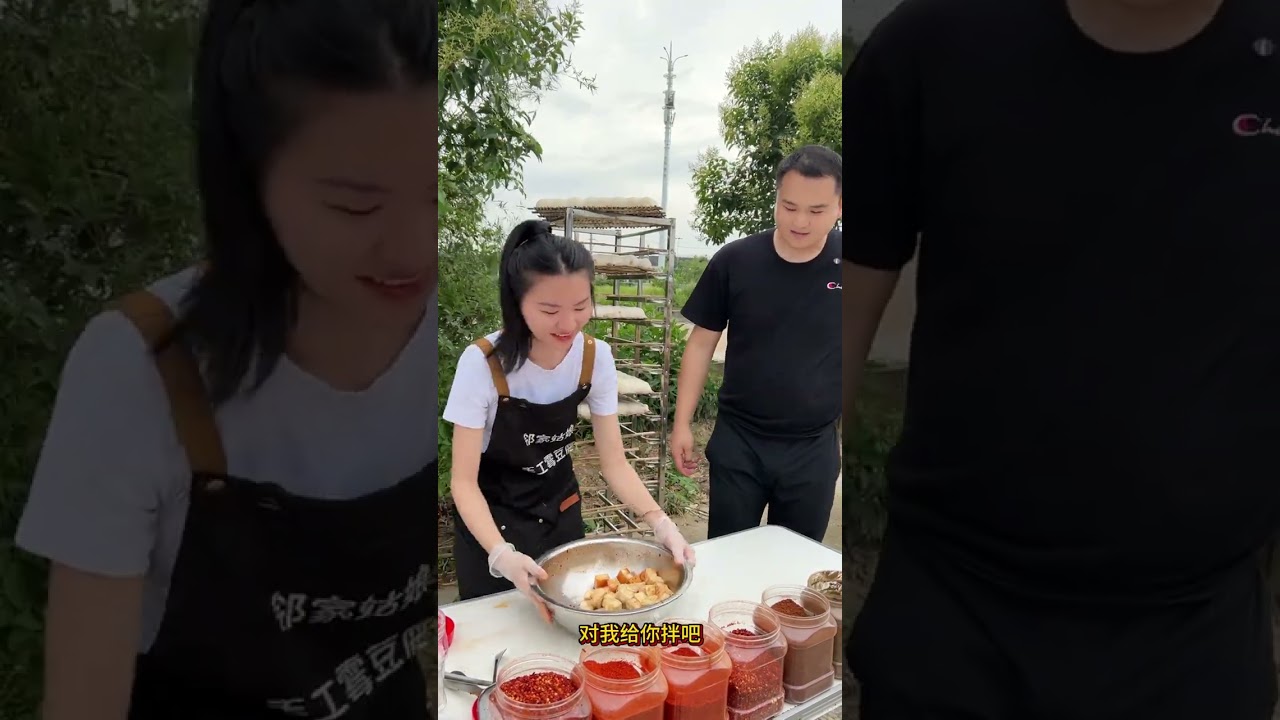 今天出摊遇到了好心的大哥，带了两板回去，给大哥拌个好吃的味道，像棉花糖一样好看的豆腐乳，大家吃过没？#我的乡村生活 #豆腐乳 #霉豆腐 #下饭菜