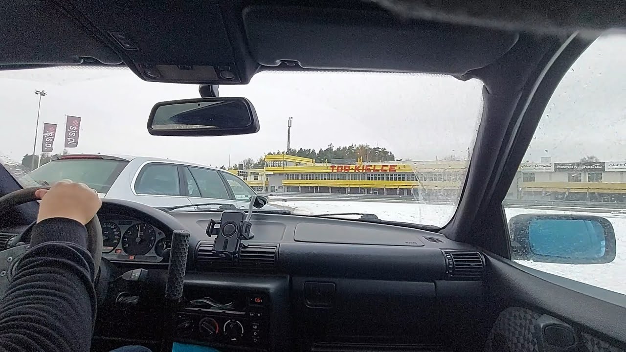 Nieprzerwane driftowanie E36 323ti na torze Kielce śnieg/deszcz