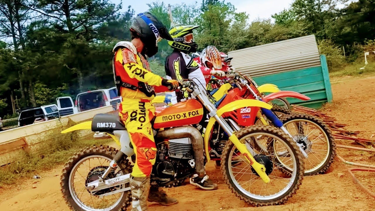 Classic dirt bike racing is so cool. These bikes are fast!!