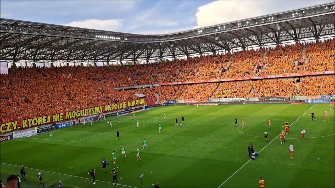 Mecz o mistrzostwo Polski - doping kibiców przed meczem Jagiellonia - Warta Poznań