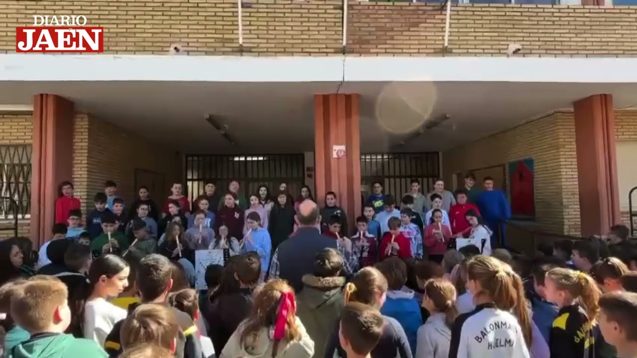 Alumnos del CEIP Virgen de la Fuensanta interpretan el Himno de Andalucía. Huelma