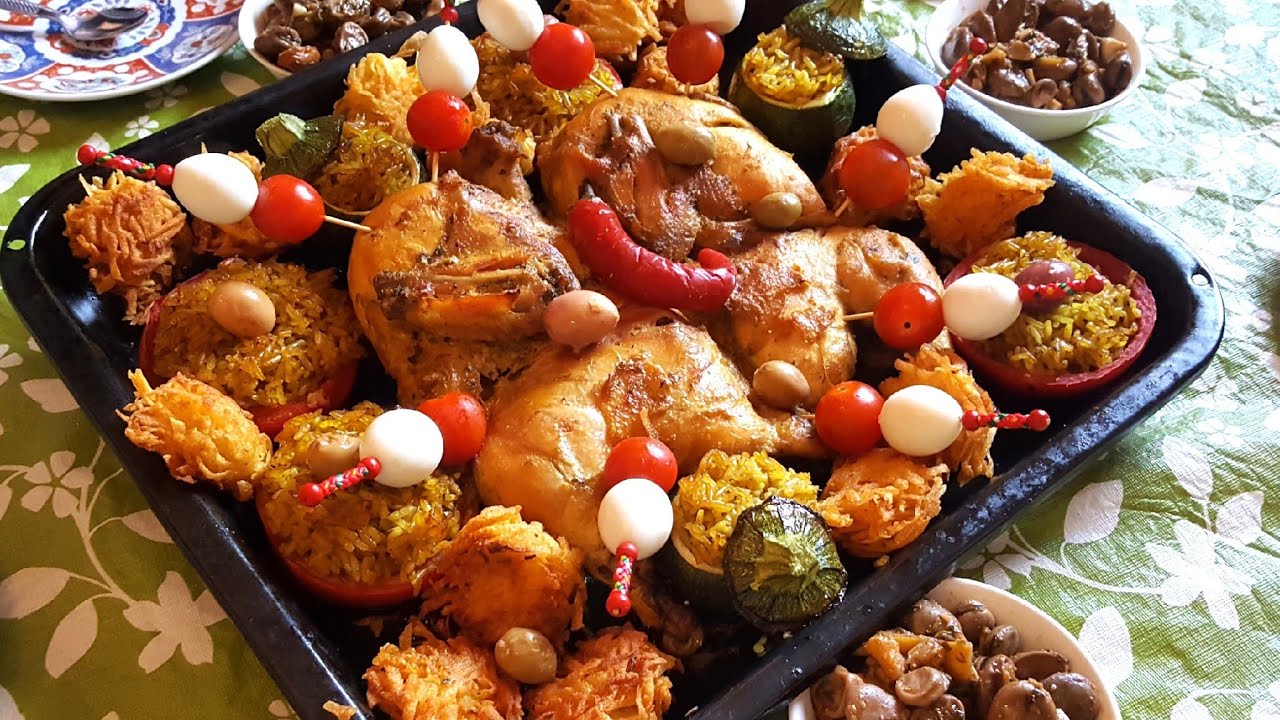 دجاج محمر بتتبيلة مميزة مرافق بخضار معمرة للضيوف من يد خالتي💕💕