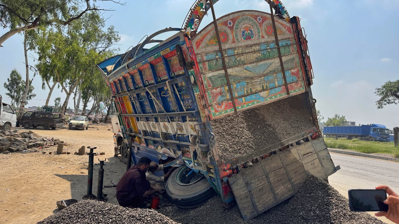 “Pakistani Truck Breakdown ‘’Axle Tube Breaks Under Heavy Load – Mechanics in Action”