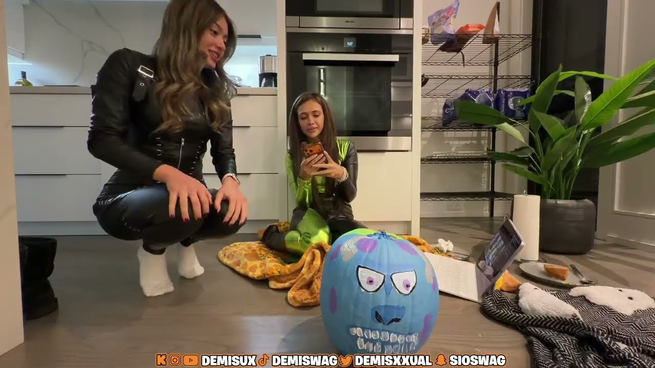 Mira004, Kattpaccino & twitch girls in socks