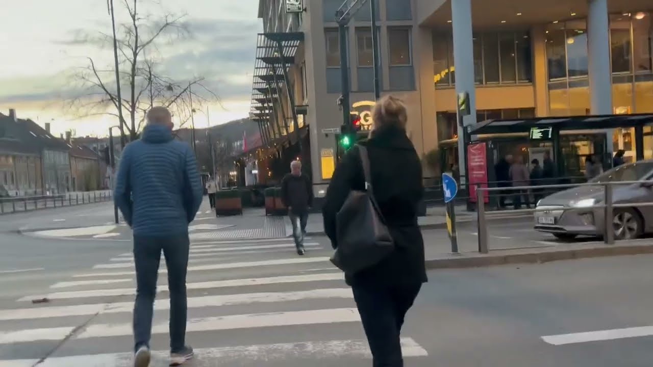 Kveld i byen | Rolig gåtur gjennom gatene 4K