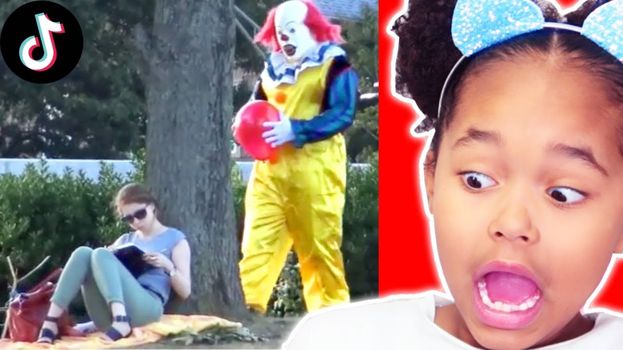 RÉACTION aux PIRES TIK TOK videos NOEL 2019 ! | Try Not To Laugh Challenge
