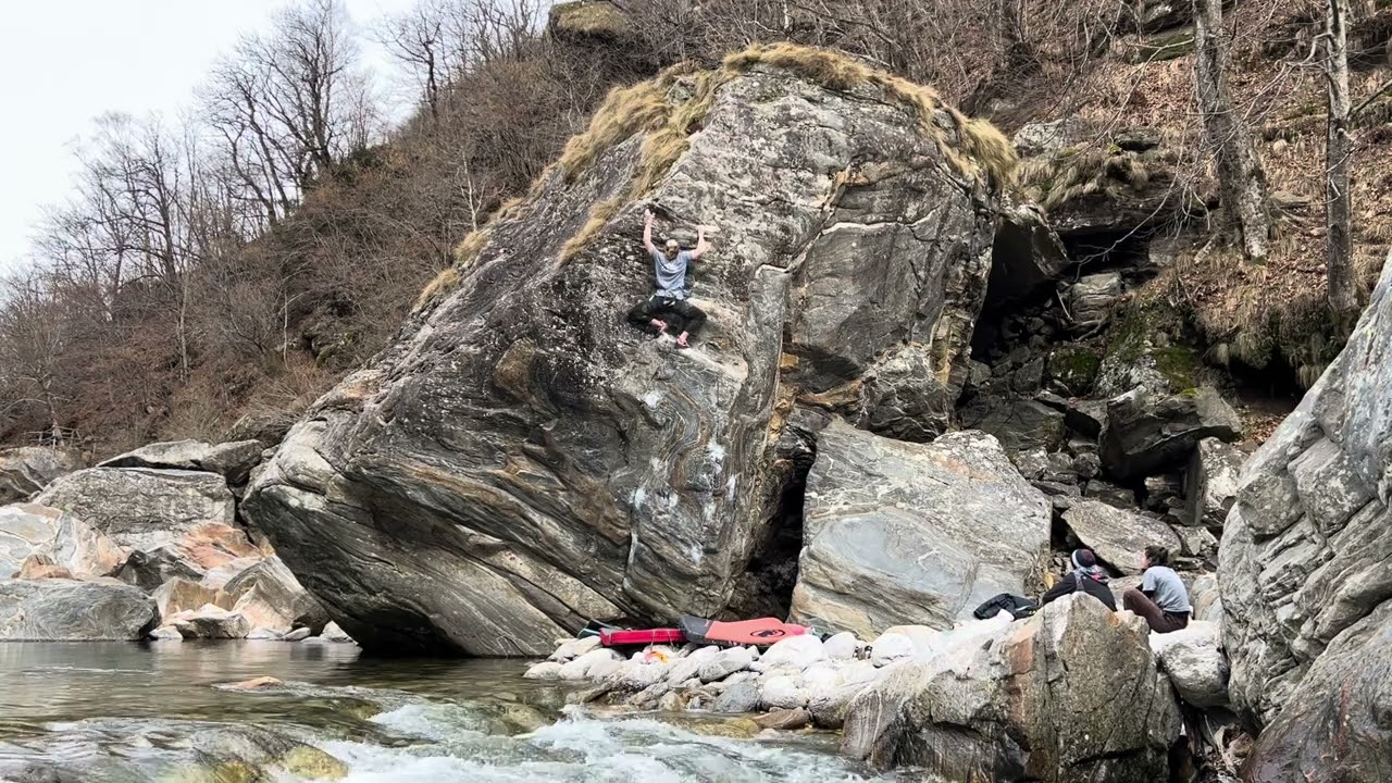 Black arete (7C)-Brione