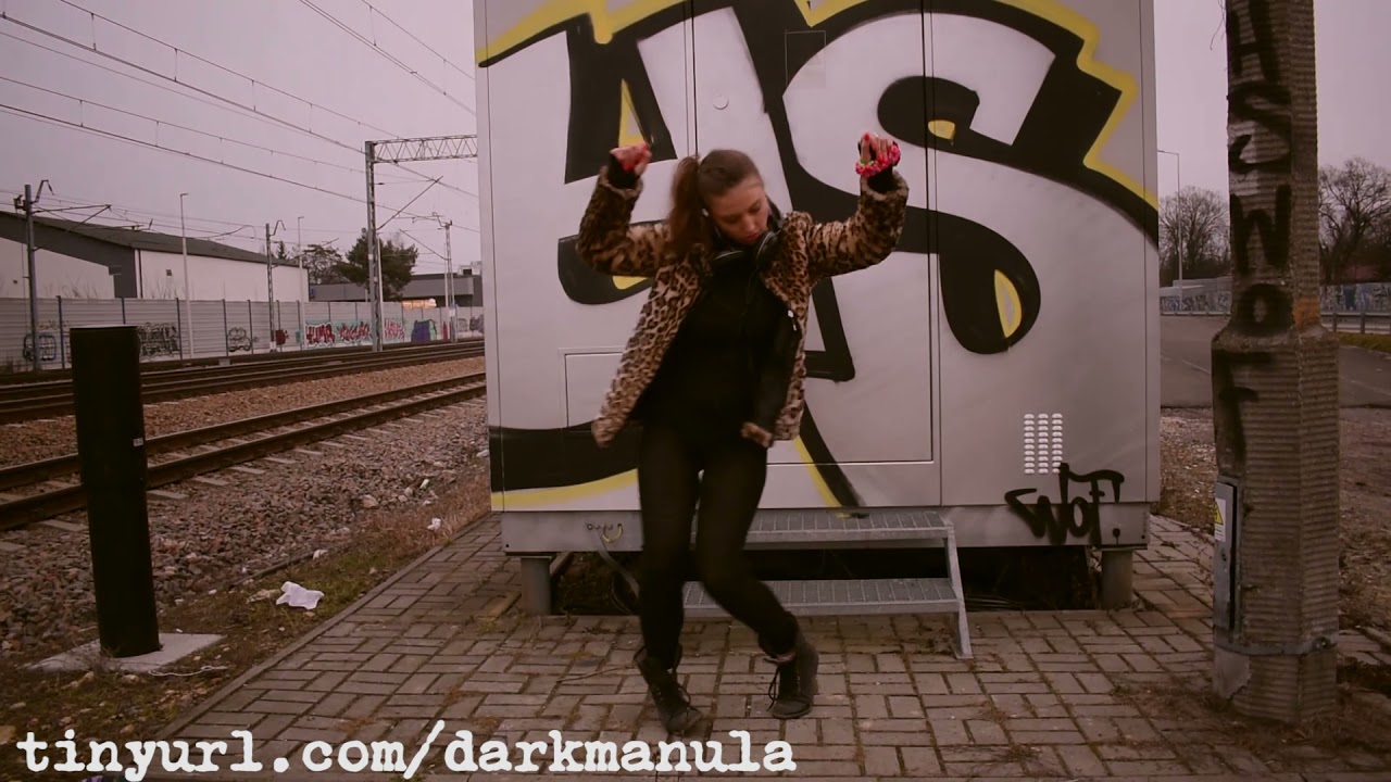 Yellow Manula dancing - Deepswing 
