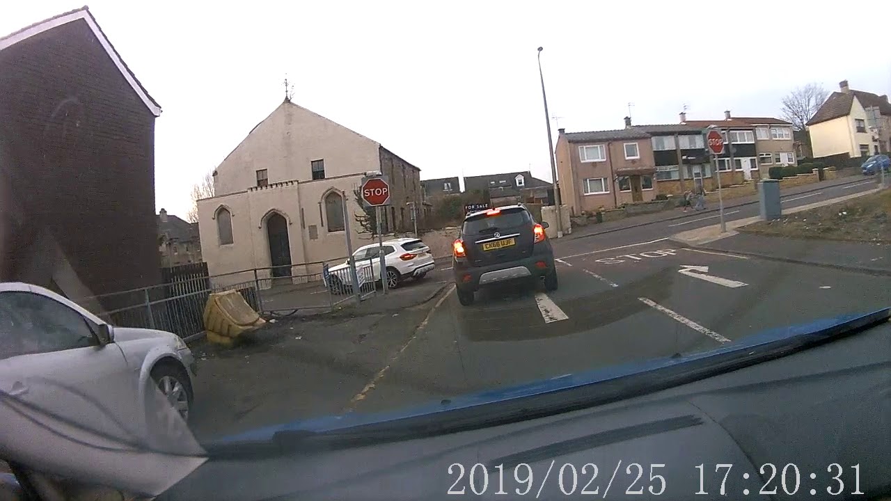 Idiots can't use roundabouts - YI Compact Dash Cam 1080P - Wishaw, North Lanarkshire - 25/02/2019