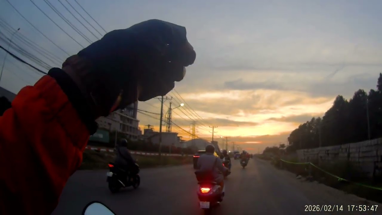 Từ ngã 3 Nhơn Trạch đến bến đò Phước Khánh, con đường chính đang làm to đẹp quá !