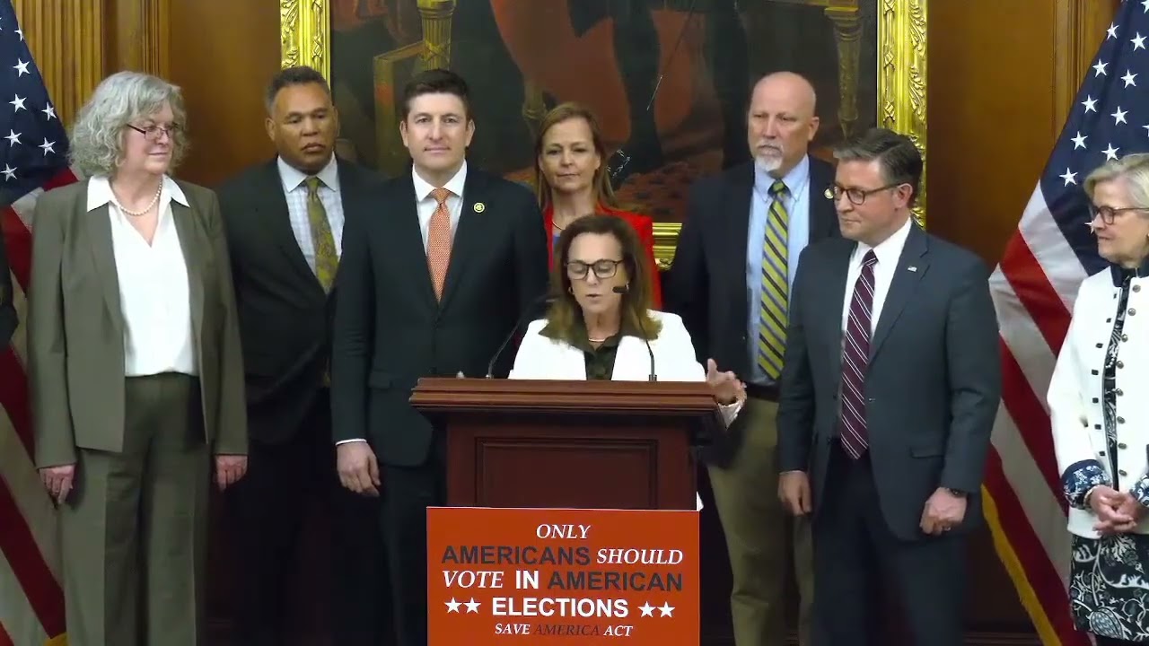 Председательница МакКлейн выступила с речью на пресс-конференции республиканцев Палаты представит...