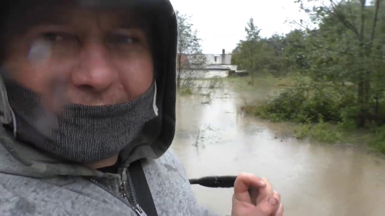 Nadchodzi Powódź .Pietrówka zalewa domy. Polder Buków robi zrzut wody.14.10.2020
