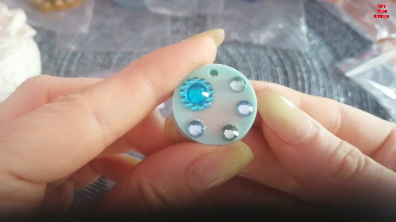 Viele schöne Kettenanhänger aus Resin