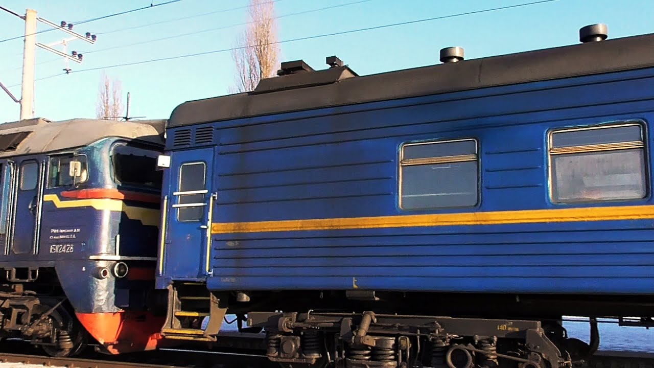 Тепловоз М62-1651 з приміським поїздом