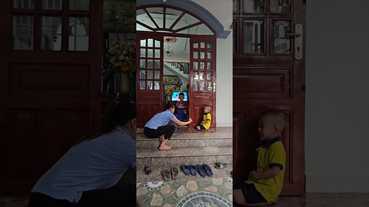 2 anh e bị mẹ phạt