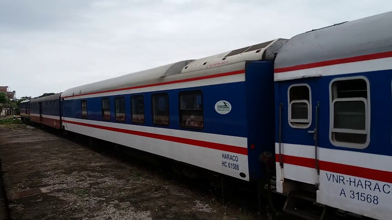 D19E-946 kéo tàu khách SE5 rời Ga Thanh Hóa