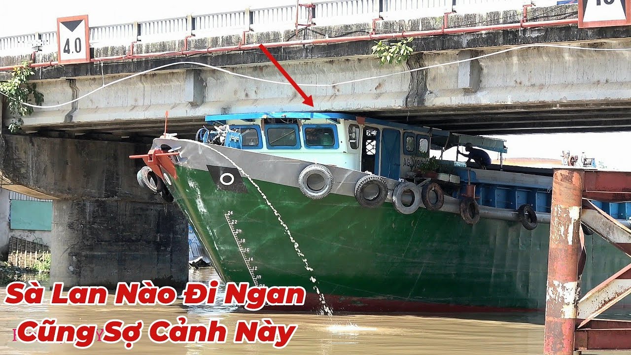 Sà Lan Bất Chớn Từ Xa Chui Qua Cầu Thấp Không Ngờ Vướng Capin Móp Luôn Sắt. 