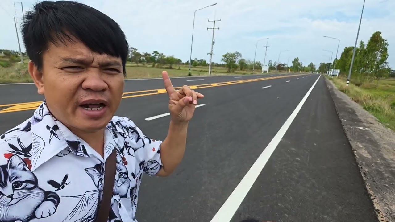บ่าวลาวถึงกับงงถนนชนบทไทยหรือว่าทางด่วนทําไมมองเห็นแต่ทุ่งนาลาดยางเส้นแบ่งจราจรอย่างดีแถมมี4เล่น