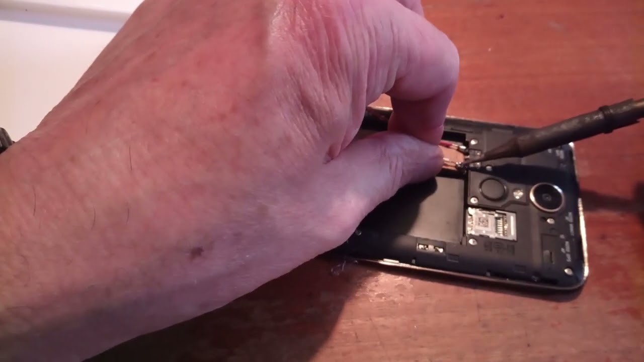 accendere   un smarphone senza batteria originale  con una batteria 18650 .......