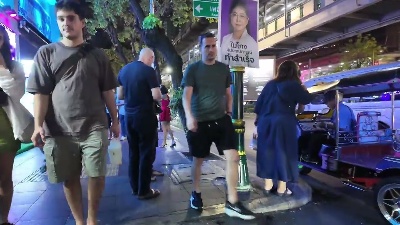 Walking Through Bangkok at Night 🇹🇭 | Sukhumvit Street Scenes & Local Life (4K)