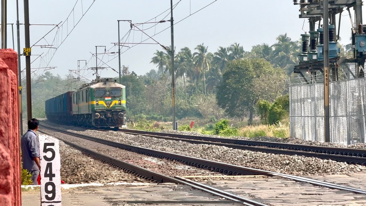 🚂 Twin WAG-9 Locos Hauling Empty Coal Train Speeds Past Kalikavu Railway Crossing | Mankara Station