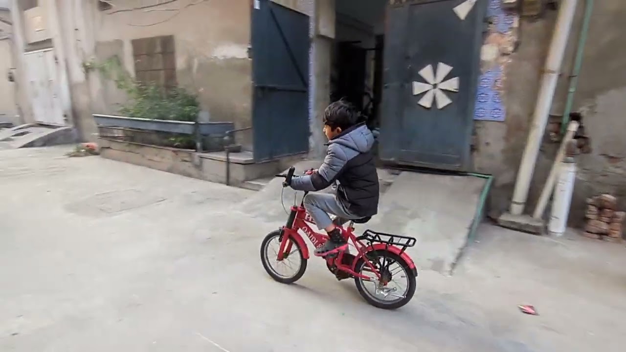 Street Cycling by Zaroon 