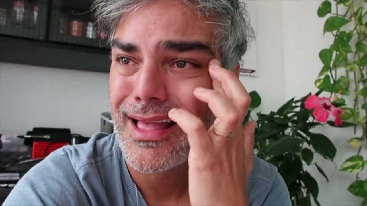 Quando o hibisco dela floresceu , eu entendi o sinal. E chorei muito. A obra tá quase! VLOG