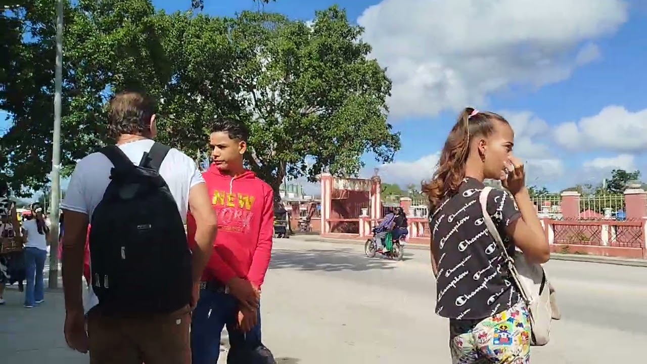 Avenida Libertadores  y el parqueo del Estadio Calixto García Holguín Cuba 