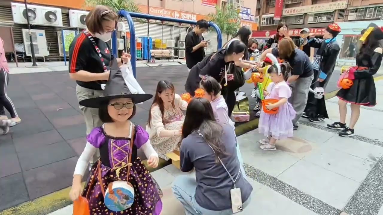 2025 10 30 采恩 萬聖節 遊街活動 感謝 外婆 和 阿公 抽空參加