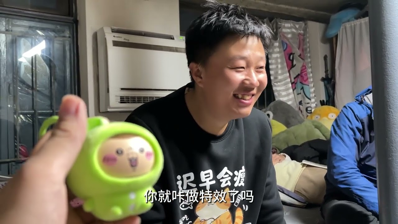 一百块钱买了一堆小烟花，测评完烟花一起吃咸菜滚豆腐