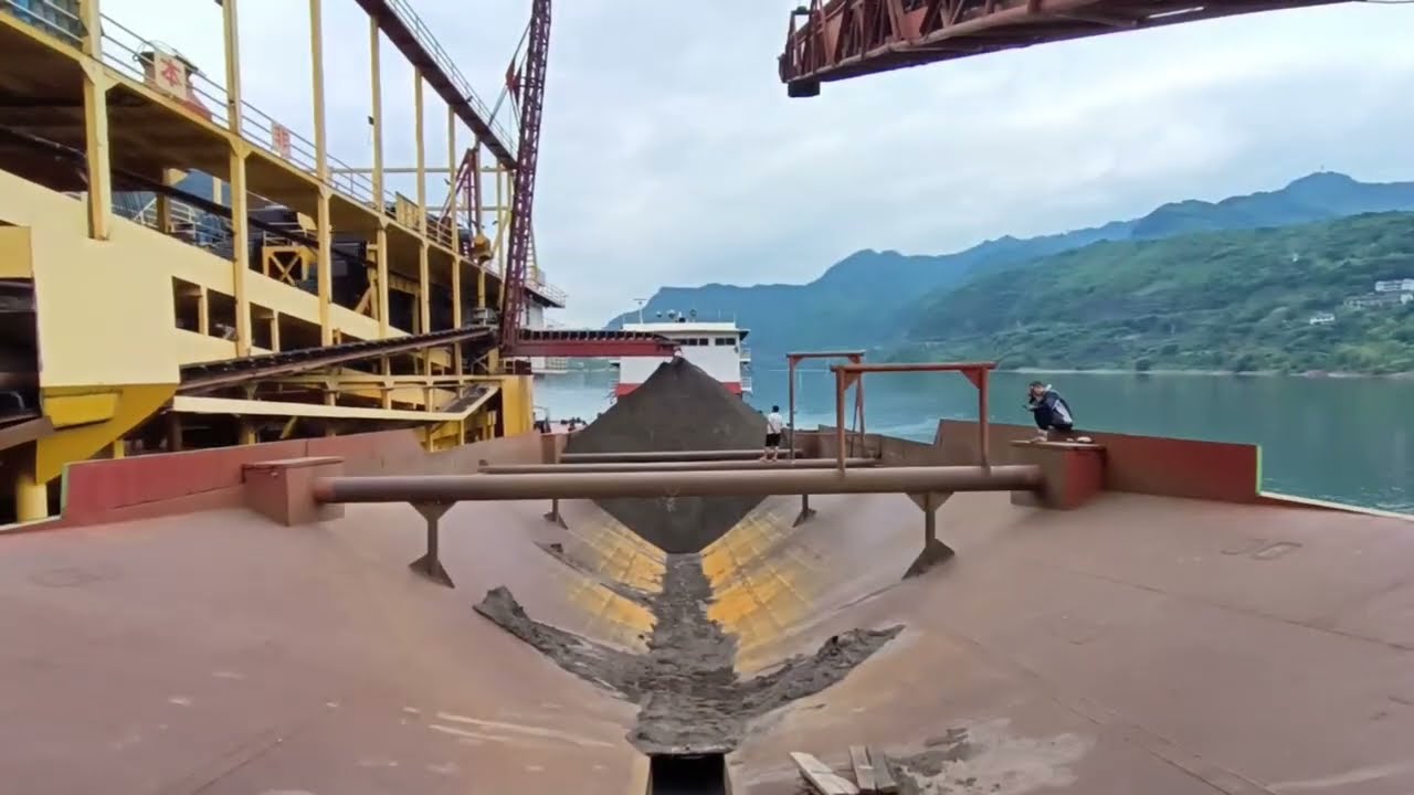 Large barge loading and unloading 5000 tons of sand !