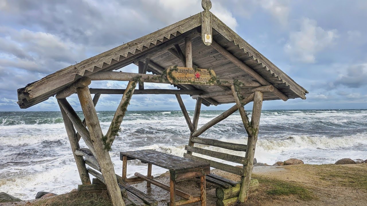 2025 St&uuml;rmische Ostsee bei K&auml;gsdorf (K&uuml;hlungsborn) im Januar 2025