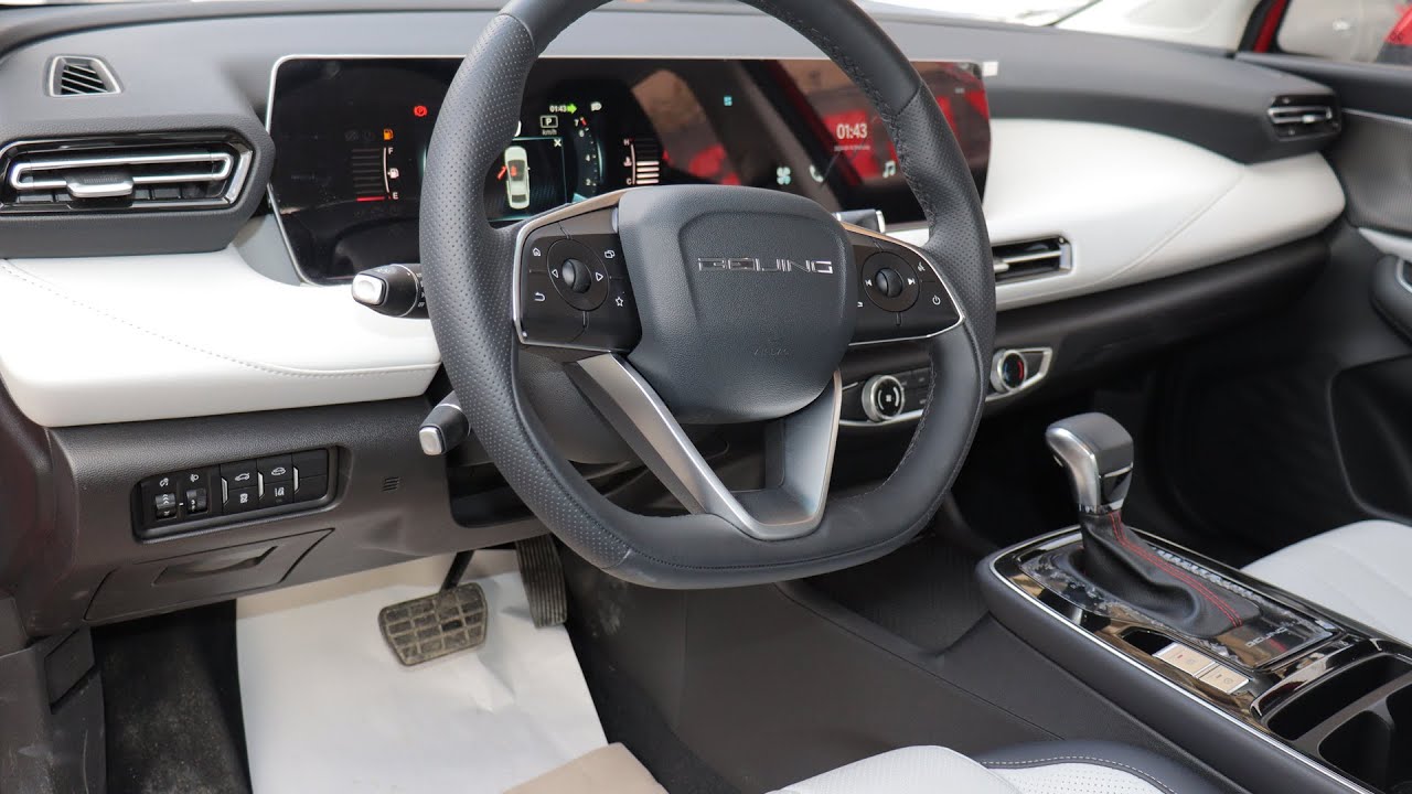 Обзор салона BAIC U5 Plus 2026 Topline, красный, серый.