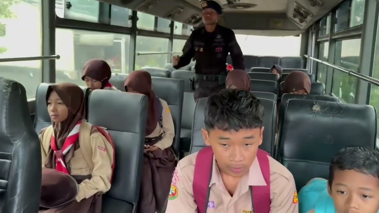 Bus Sekolah Gratis Batalyon D Pelopor : Langkah Nyata Brimob Jabar Dukung Pendidikan