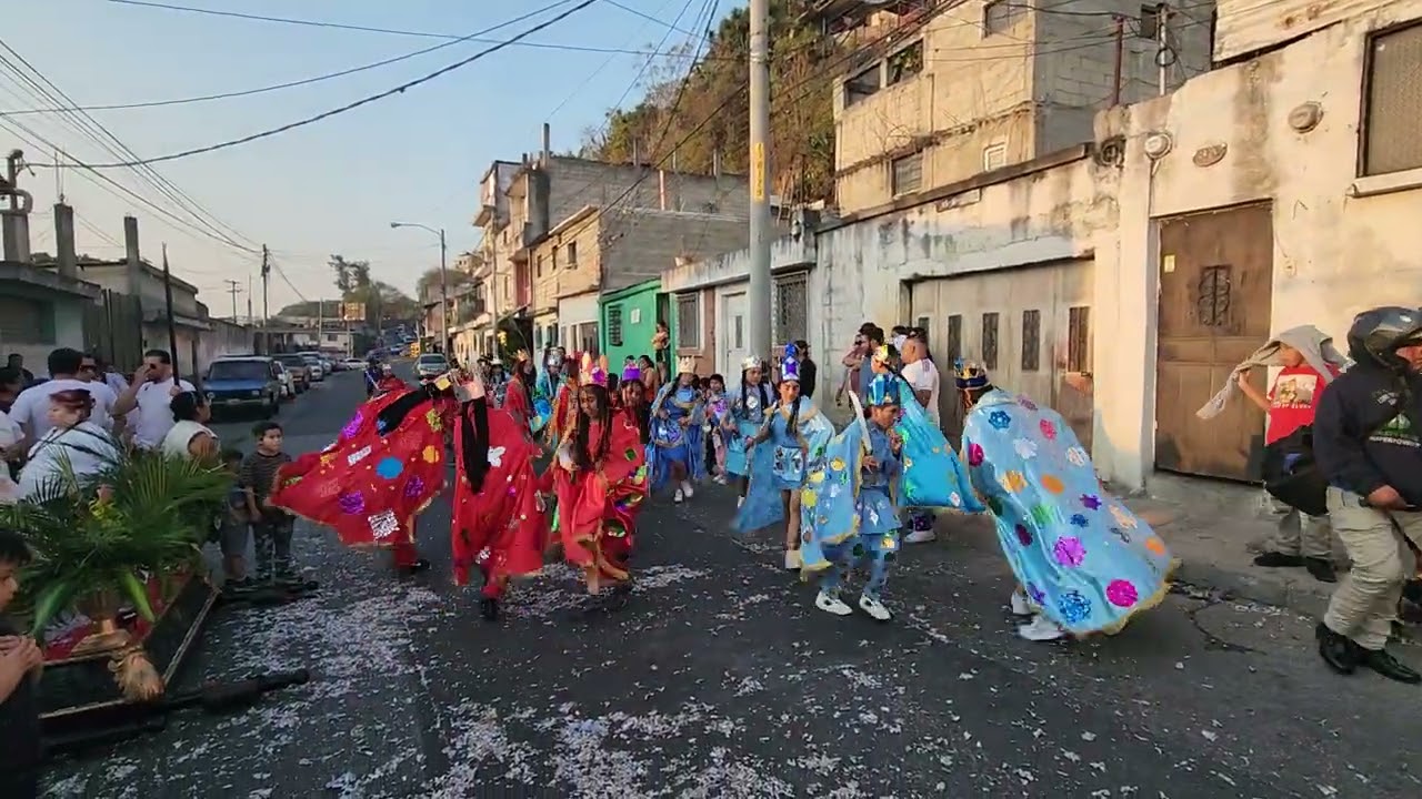  cortejo procesional de la Virgen del Rosario, Colonia La Barreda, zona 18 de la Ciudad .