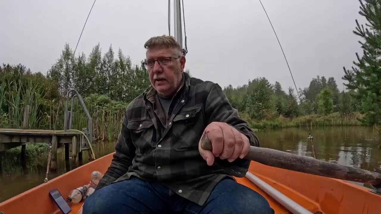 Kräftfiske 2025 - tar upp burar från igår