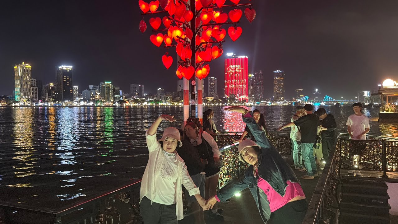 A Beautiful Night Walk in Da Nang 