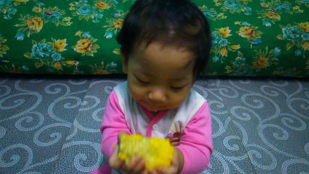 #adikkembar pandai makan jagung 😂😂😆