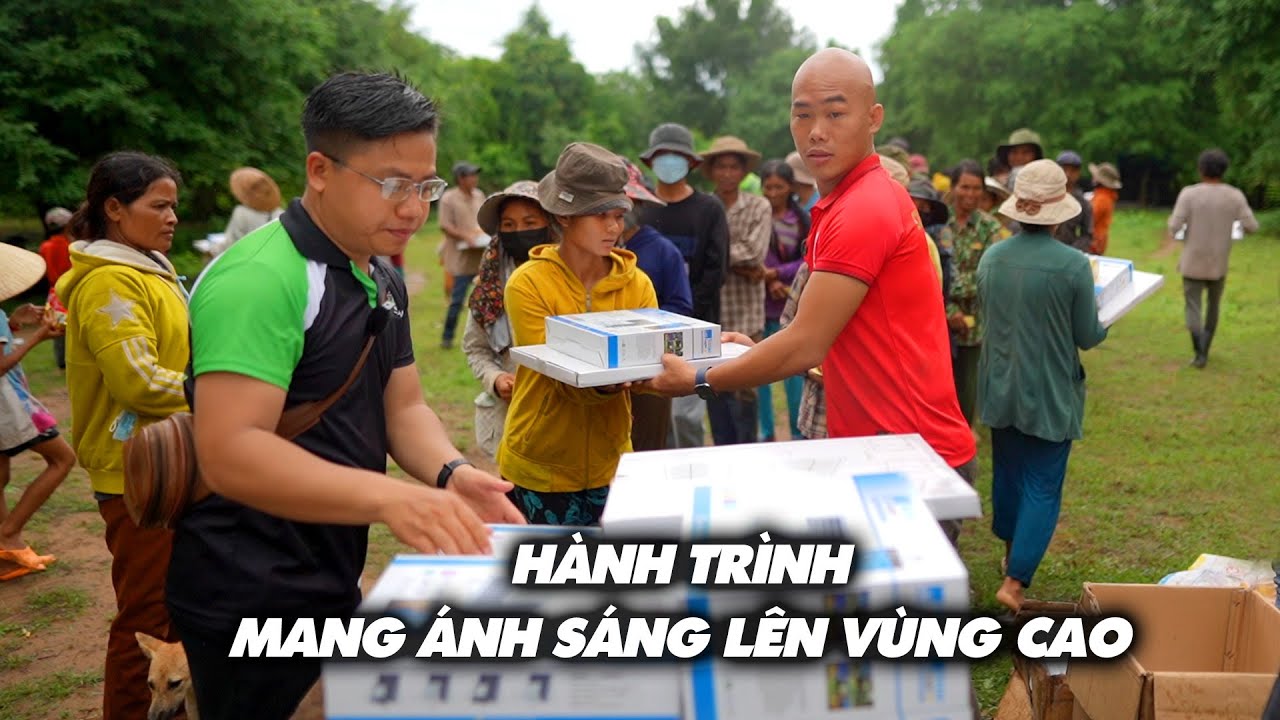 HÀNH TRÌNH MANG ÁNH SÁNG LÊN MIỀN NÚI, TẶNG 40 ĐÈN NĂNG LƯỢNG CHO BÀ CON MIỀN NÚI