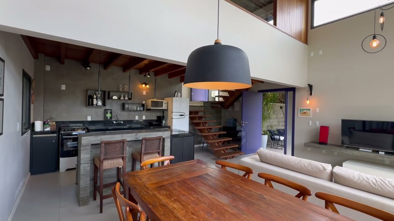 Casa estilo contemporânea, situada no bairro Morrinhos, em Garopaba/SC, distante 350 metros do mar.