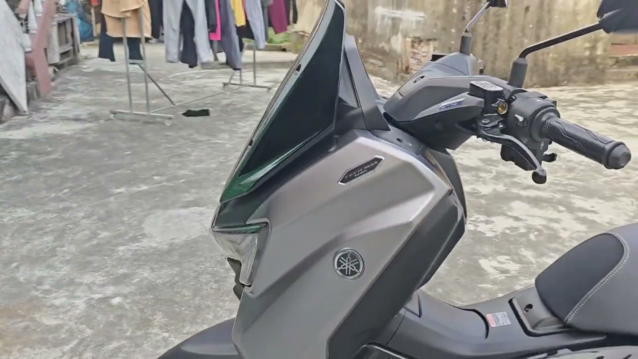 Review. Một chiếc xe NMAX, hãng Yamaha, mới toanh.