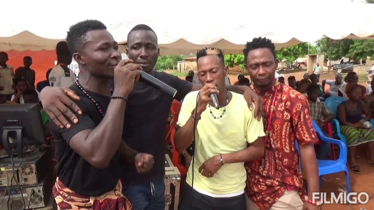 Selmo Djidji à Dahiepa-kehi Au funérailles de son ami collègue accompagnateur en pleure...