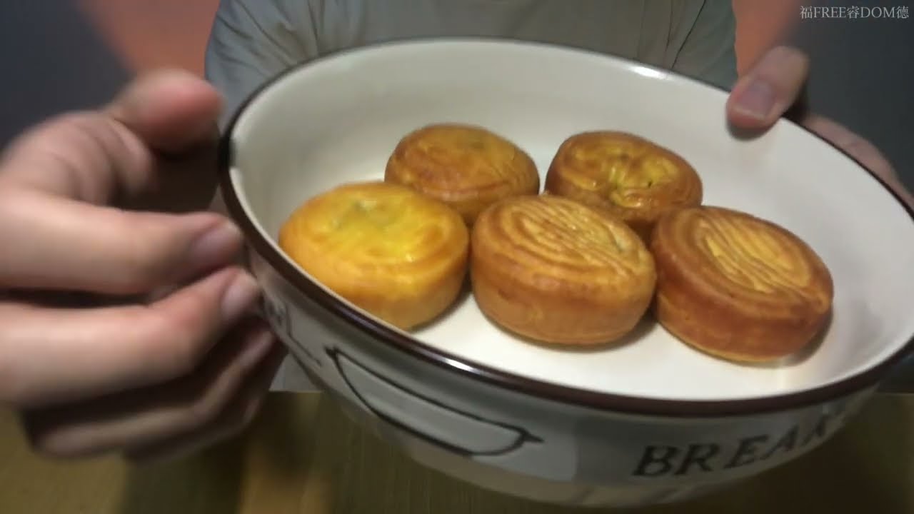 【ASMR】 Feed you with moon cake 喂你吃厚蛋烧月饼