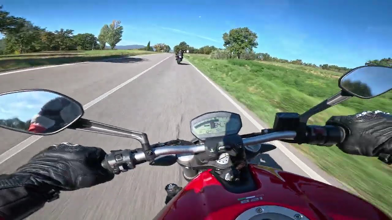 Salita in Via Maggio in Moto...con scivolata di un amico (che non si vede perché era dietro)