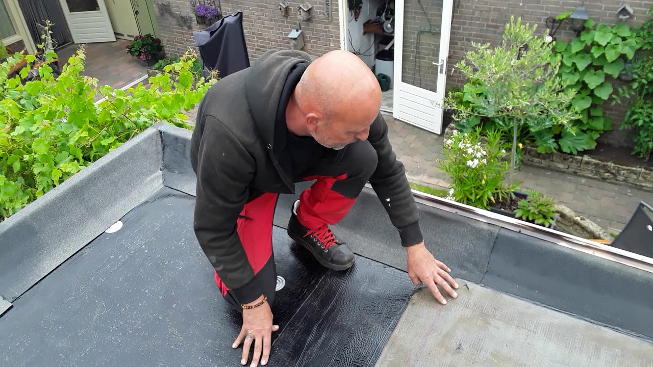 Deel 2 hoe maak je een plat dak, de dakrol (toplaag branden )Ronald de dakdekker vertelt.