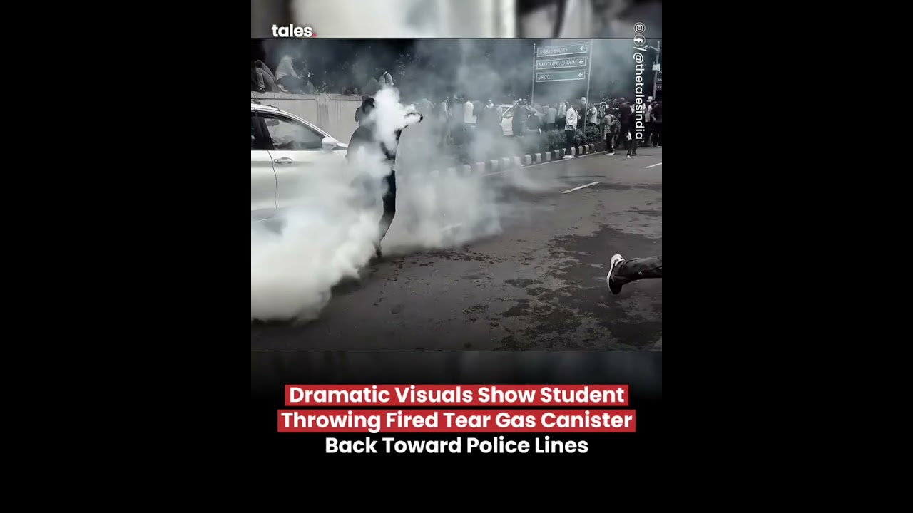 Brave student 🙌 through back tear gas #cjp #protest #delhi #student #democracy #fan #page #trending