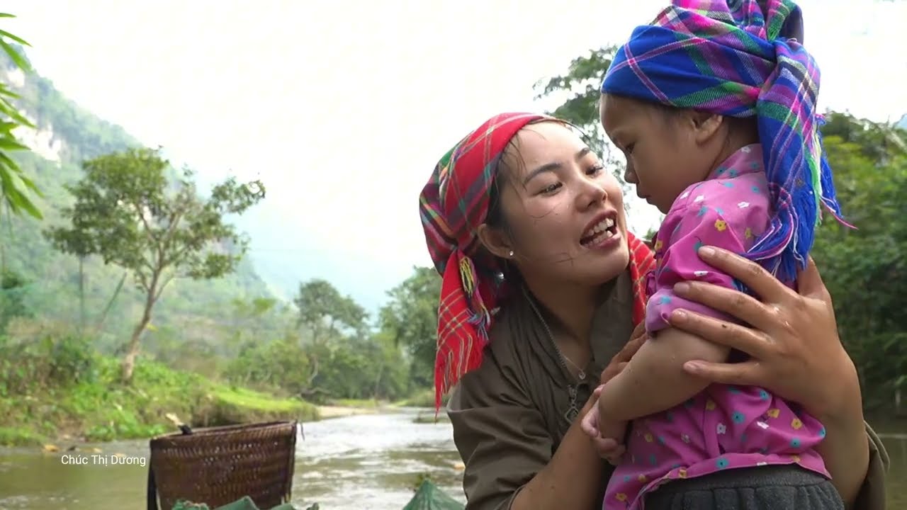 Single Mom Harvest Giant river fish to Sell at Market - Cooking food for piglets