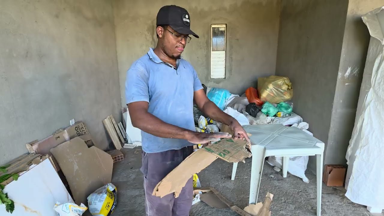 Pedreiro burro usa a tecnologia do papelão 